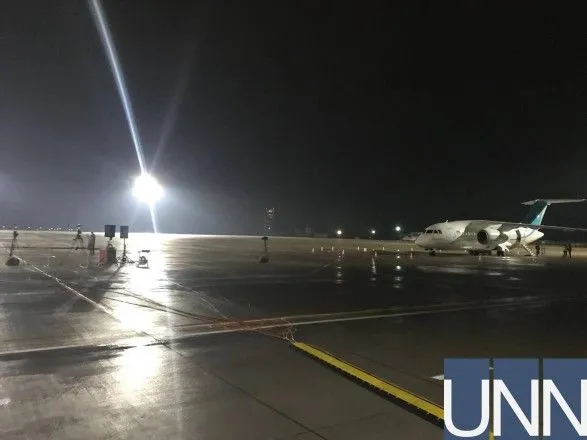 Самолет и почетный караул: в Харькове ожидают прибытия освобожденных заложников