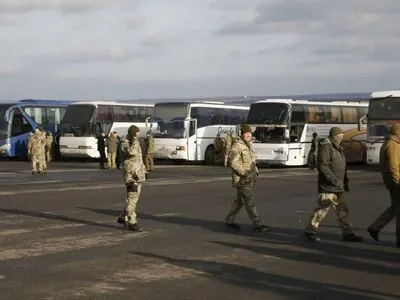 Через час освобожденые из плена боевиков прилетят в Харьков - Порошенко