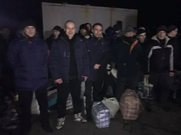 Порошенко на Донбассе встретил освобожденных украинских заложников