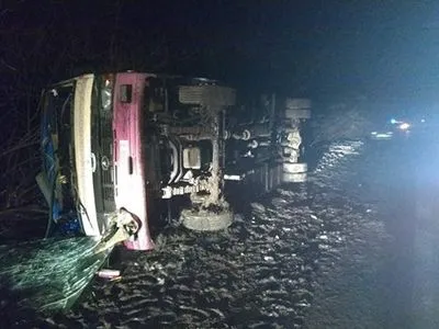 На Київщині перекинувся маршрутний автобус, є постраждалі