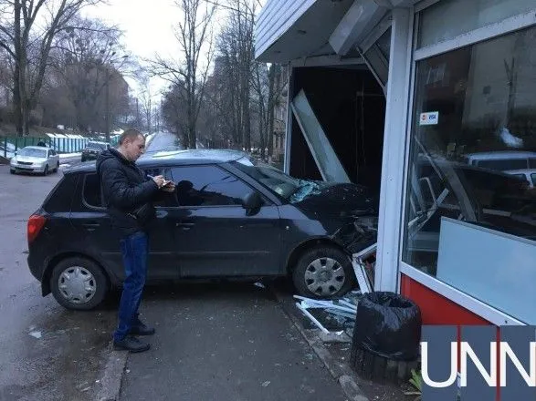 В Киеве автомобиль въехал в МАФ, пострадал трехлетний ребенок