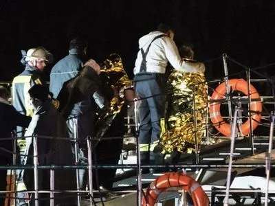 В Германии круизный лайнер с пассажирами врезался в мост