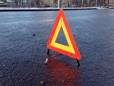 У Києві водій автомобіля врізався у відбійник