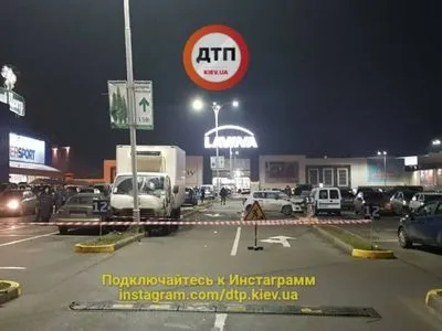 В Киеве горящее такси на скорости влетело в иномарку