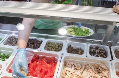 Около 60% салатов на прилавках киевских рынков и магазинов - некачественные