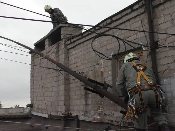 u-mariupoli-z-alpinistskim-sporyadzhennyam-demontuvali-20-metrovu-antenu