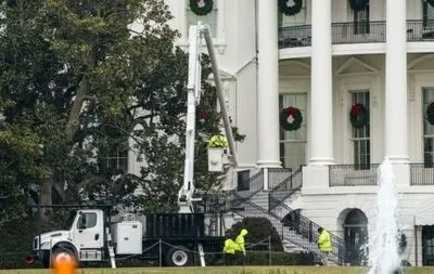 Во дворе Белого дома спилили старое дерево по приказу Мелании Трамп