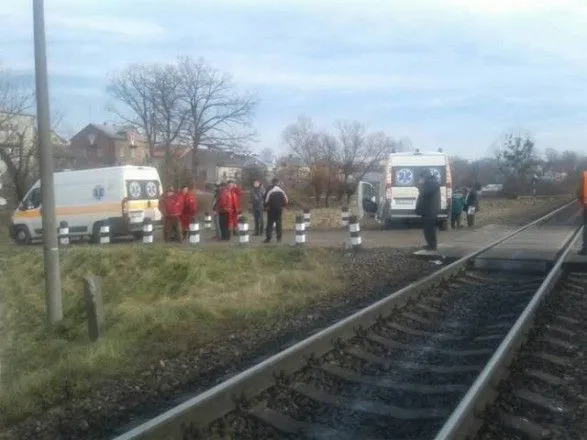 Возле Львова поезд столкнулся со "скорой", есть пострадавшие