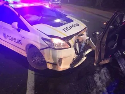 Во Львовской области пьяный водитель протаранил авто полиции, пострадали двое правоохранителей