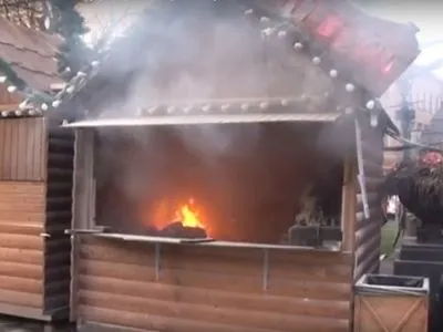 Во Львове на рождественской ярмарке загорелся киоск