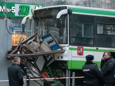 В Москве возбудили дело по факту ДТП, во время которого автобус въехал в остановку