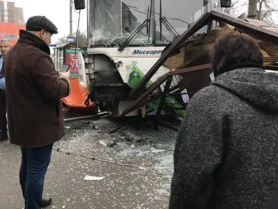Автобус врізався в зупинку в Москві, є загиблі