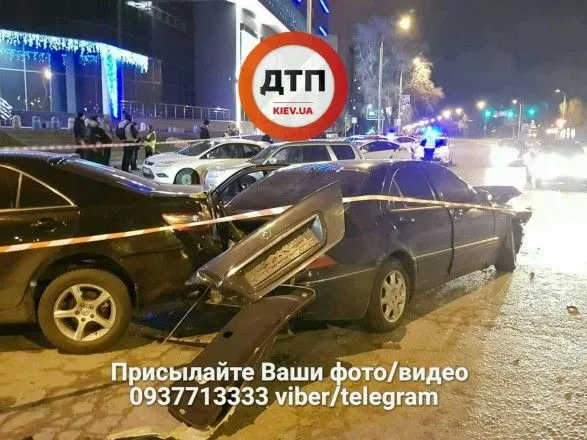 В Киеве произошло масштабное ДТП с участием шести авто