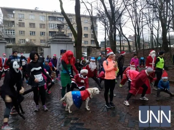 У Львові відбувся святковий забіг Санта-Клаусів