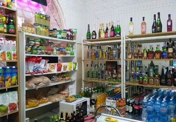 Столичні правоохоронці викрили магазин, де продавали сурогатний алкоголь