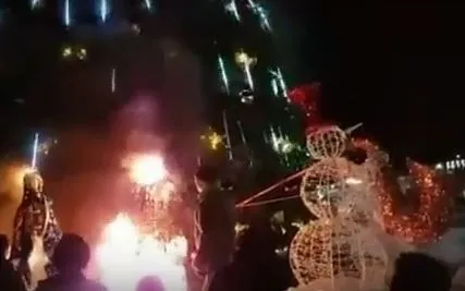 Чергова новорічна пожежа в Росії: згоріли Дід Мороз і Снігуронька