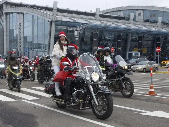 В Киеве около 100 Мото-Санта Клаусов встретили Снегурочек
