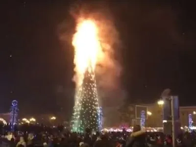 В России, в разгар празднования Нового года, в центре города сгорела елка