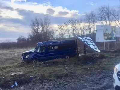 Мікроавтобус перекинувся на Львівщині: пострадав водій та 7 пасажирів