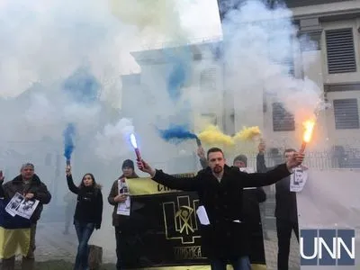"Слава Україні" та фаєри біля посольства РФ: активісти привітали в'язнів Кремля із Новим роком