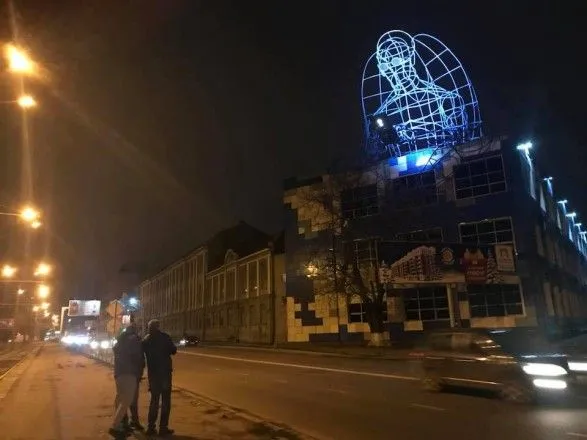 Велетенського янгола із смартфоном встановили в Одесі