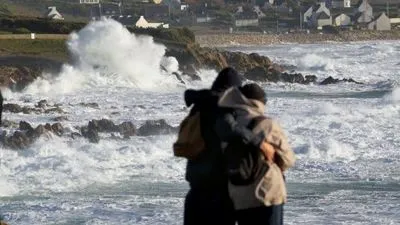 Ураган во Франции: в 40 департаментах объявлено "оранжевый" уровень опасности