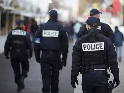 ЗМІ: три людини затримані у Франції за напад на поліцейських