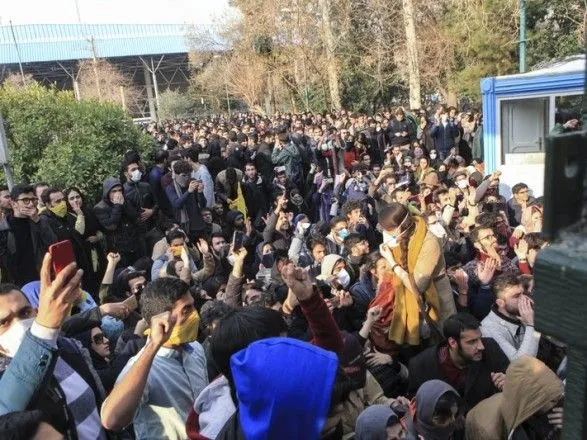 Гостелевидение Ирана сообщило о еще 10 погибших протестующих