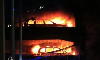 В Великобритании во время пожара на парковке сгорели 1400 авто