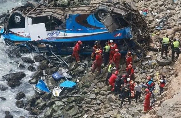 В Перу автобус упал в пропасть, погибло не менее 48 человек
