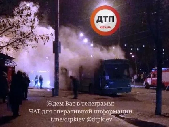 В Киеве во время движения загорелся троллейбус с пассажирами