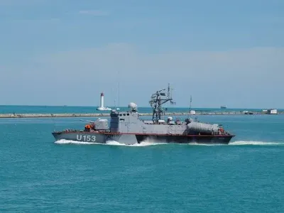 Под Одессой военный корабль со стрельбой задержал судно контрабандистов