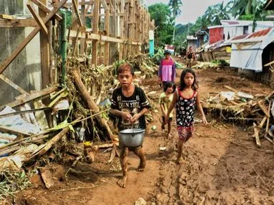 Двое человек погибли, тысячи покинули дома из-за шторма на Филиппинах