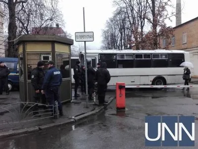 Под Окружной админсуд Киева, где должны слушать иск Саакашвили, стянули Нацгвардию