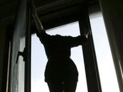 Стали відомі подробиці загибелі жінки, яка випала з вікна на Київщині