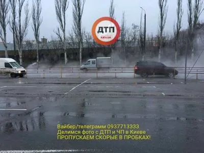 В Киеве напротив ТРЦ прорвало трубу, кипятком залило дорогу