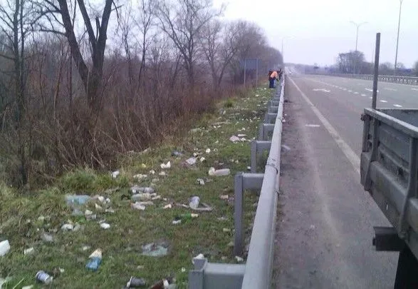 В Украине хотят увеличить штрафы для водителей за мусор на дороге