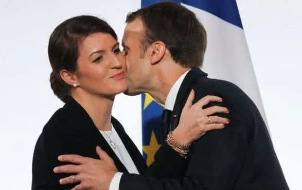 Во Франции предложили отказаться от поцелуев при встрече