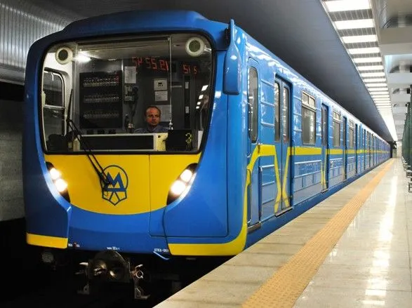 u-rizdvyanu-nich-robotu-metro-i-nazemnogo-transportu-kiyeva-podovzhat-na-3-godini
