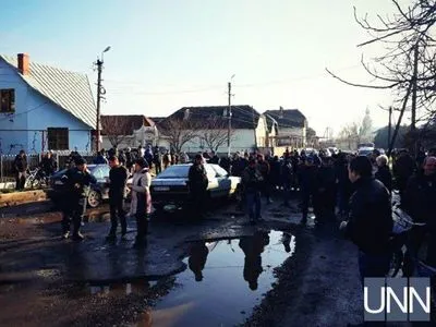 Жители села на Закарпатье вторые сутки блокируют дорогу с требованием ее отремонтировать