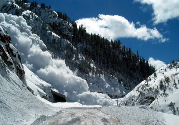 Синоптики предупредили о значительной угрозе схода лавин в Карпатах