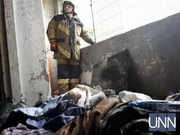 Жителей многоэтажки в Ужгороде эвакуировали из-за горящего мусора