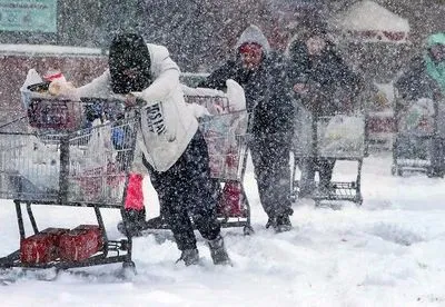 “Циклон-бомба” у США: скасовані авіарейси та пальми у снігу