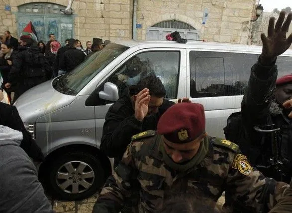 Машину греческого патриарха в Палестине забросали камнями