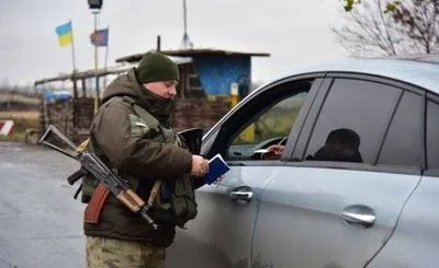 Більше 400 авто стоять у чергах на КПВВ на Донбасі