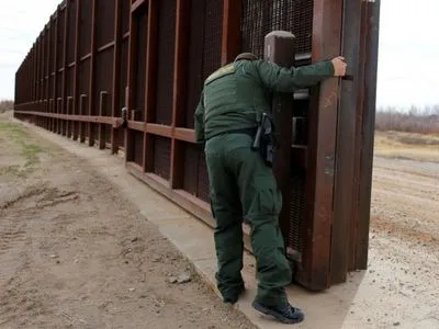 Трамп просит у Конгресса 18 млрд долларов США для финансирования стены на границе с Мексикой