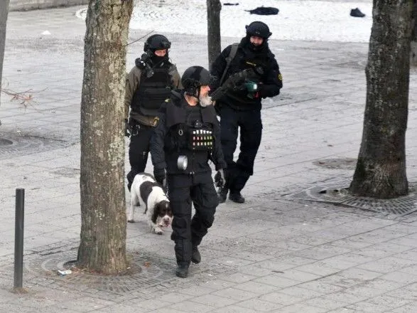 politsiya-rozglyadaye-versiyu-pro-vibukh-ruchnoyi-granati-bilya-metro-v-stokgolmi