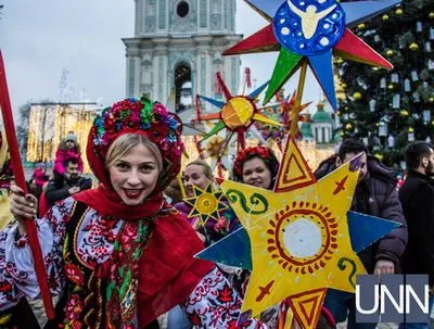 Хода звіздарів: у Києві заспівали колядок у народних традиціях