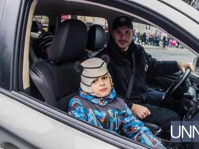 Полицейские в Рождество катали детей в служебной машине возле Софийской площади