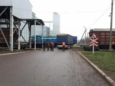 Вантажівка зіштовхнулась із тепловозом у Кропивницькому
